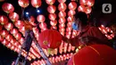 Pekerja memasang lampion pemberian umat di Klenteng Boen San Bio, Tangerang, Kamis (28/1/2021). Sebanyak 800  lampion dipasang untuk mempercantik Klenteng jelang perayaan Tahun Baru Imlek. (Liputan6.com/Angga Yuniar)