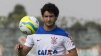 Alexandre Pato dikabarkan selangkah lagi menjadi milik Chelsea. (Daily Mail)
