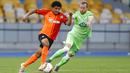 Pemain FC Shakhtar Donetsk, Taison, berebut bola dengan pemain VfL Wolfsburg, Maximilian Arnold, pada laga Liga Europa di Stadion NSK Olimpiyskiy, Kiev, Rabu (5/8/2020). Shakhtar Donetsk menang 3-0 atas Wolfsburg. (AP/Efrem Lukatsky)