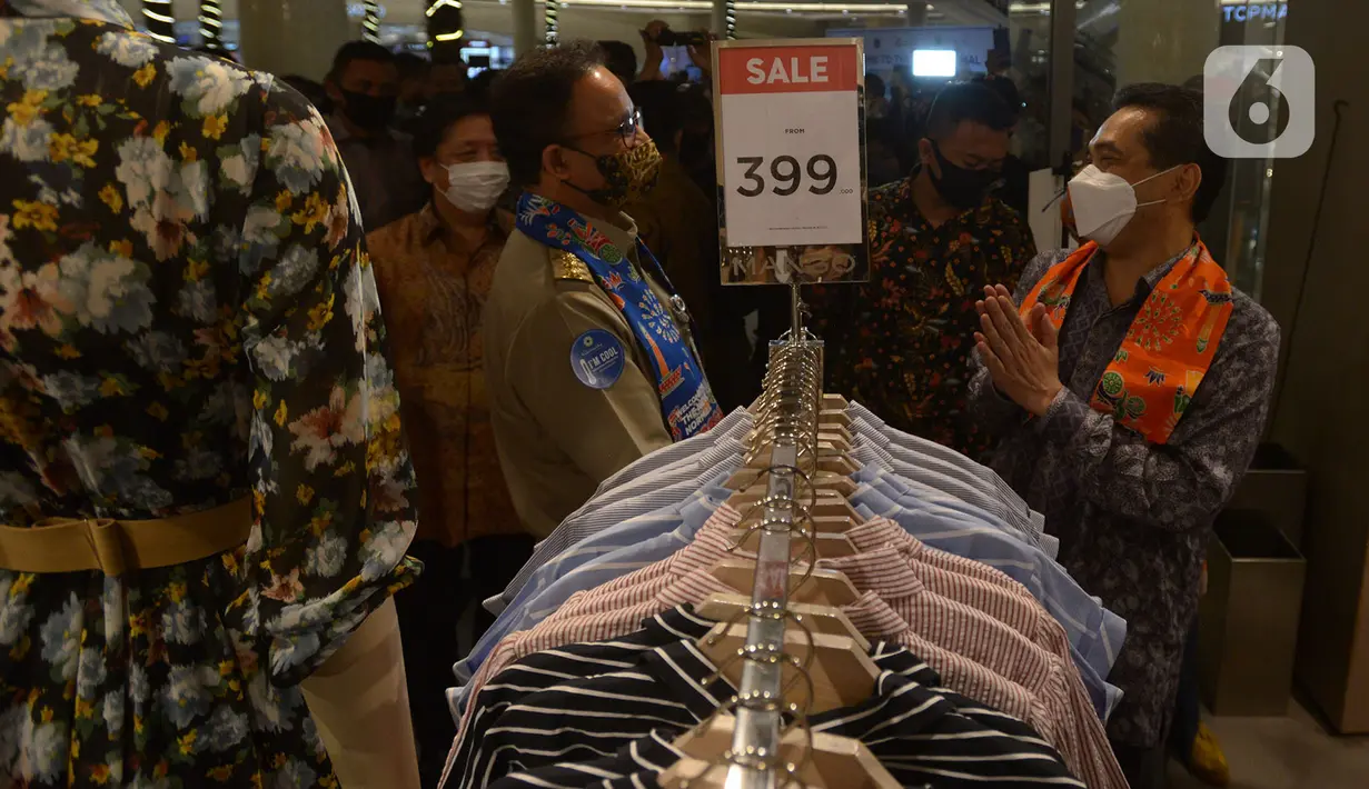 Menteri Perdagangan Agus Suparmanto (kanan) bersama Gubernur DKI Jakarta Anies Baswedan (kedua kanan) saat meninjau pelaksanaan protokol kesehatan kenormalan baru di Mal Kota Kasablanka, Jakarta, Selasa (16/6/2020). (merdeka.com/Imam Buhori)