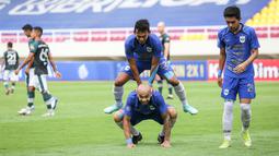 Pemain PSIS Semarang, Bruno Silva (bawah) melakukan selebrasi bersama Hari Nur Yulianto usai mencetak gol pertama timnya ke gawang Persikabo 1973 dalam laga pekan ke-12 BRI Liga 1 2021/2022 di Stadion Manahan, Solo, Kamis (18/11/2021). (Bola.com/Bagaskara Lazuardi)