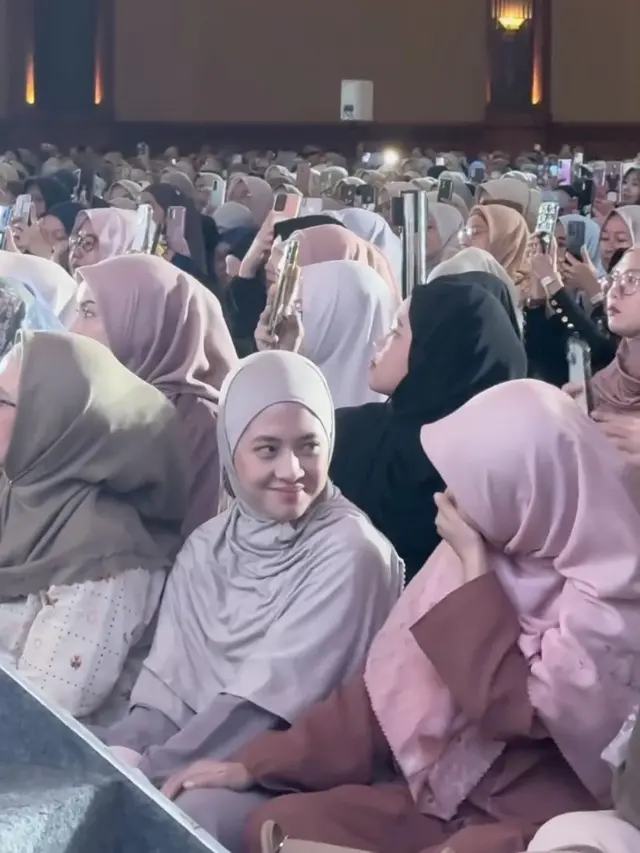 7 Momen Anggun Adhisty Zara Ikuti Kajian dengan Hijab, Tampil Memesona dan Inspiratif
