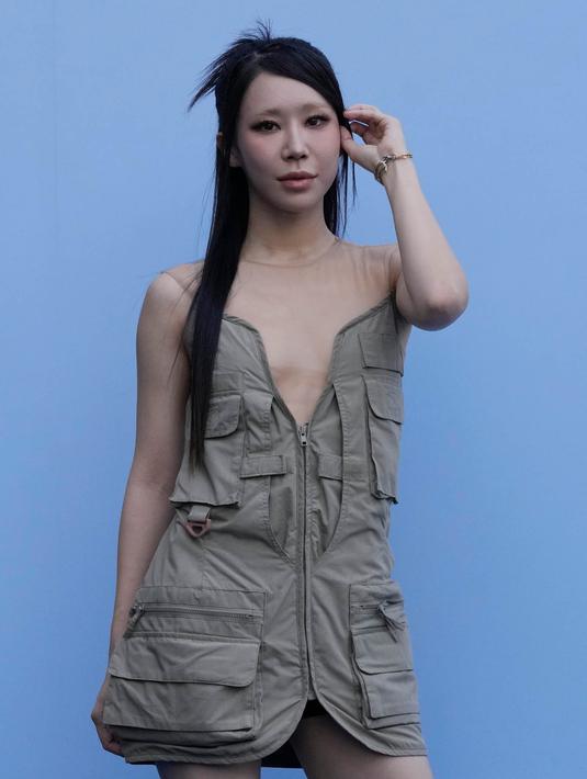 Rapper K-Pop Korea Selatan, Mirani berpose saat Seoul Fashion Week di Dongdaemun Design Plaza di Seoul, Korea Selatan, Selasa, 5 September 2023. (AP Photo/Ahn Young-joon)