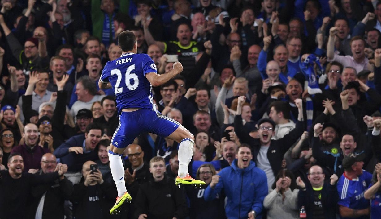 Kapten Chelsea, John Terry, merayakan gol yang dicetaknya ke gawang Watford pada laga Premier League di Stadion Stamford Bridge, London, Senin (15/5/2017). Chelsea menang 4-3 atas Watford. (AFP/Ben Stansall)