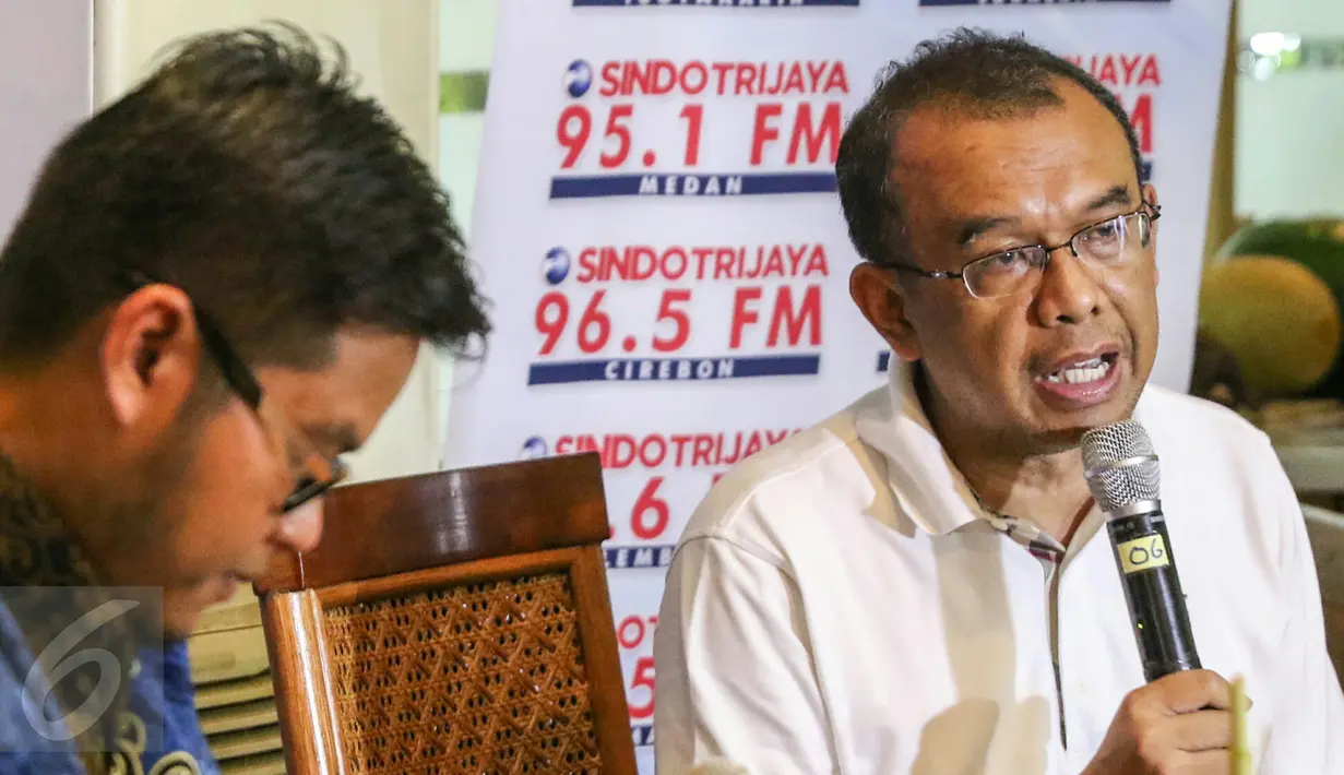 Juru Bicara Kemenpora, Gatot S. Dewabroto ketika menjadi pembicara dalam diskusi "Alangkah Lucunya Sepak Bola Kita" di Jakarta, Sabtu (27/2). Kemenpora mengaku serius ingin mencabut pembekuan terhadap PSSI. (Liputan6.com/Yoppy Renato)