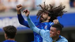 Pemain Chelsea, Marc Cucurella (kiri) berduel udara dengan pemain Manchester City, Phil Foden pada laga Liga Inggris 2024/2025 di Stamford Bridge, London, Inggris, Minggu (18/08/2024) WIB. (AP Photo/Dave Shopland)