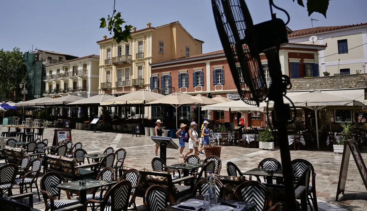 Selama minggu ini, petugas pemadam kebakaran dari Polandia, Rumania, Bulgaria, Malta dan Slovakia melakukan perjalanan ke Yunani untuk membantu upaya pemadaman. (Louisa GOULIAMAKI / AFP)