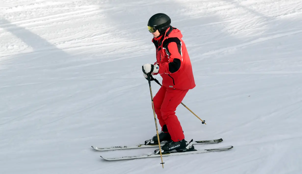 Presiden Rusia Vladimir Putin menuruni lereng gunung saat bermain ski di Krasnaya Polyana dekat resor Laut Hitam Sochi, Rusia, Rabu (13/2). (Sergei Chirikov/Pool Photo via AP)