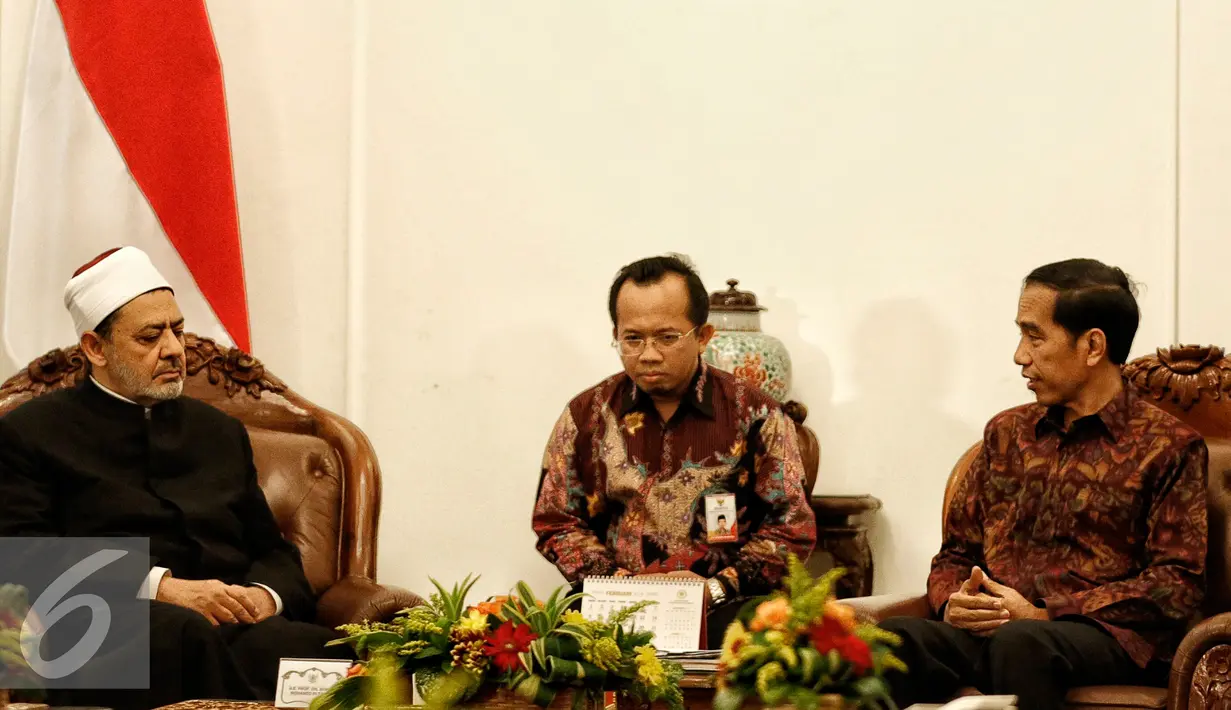 Presiden Joko Widodo berbincang dengan Grand Syeikh Al Azhar Ahmed Muhammad Ahmed El Tayeb di Istana Merdeka, Jakarta, Senin (22/2). Kunjungan El Tayeb membahas ajaran Islam yang moderat dan rahmatan lil alamin. (Liputan6.com/Faizal Fanani)