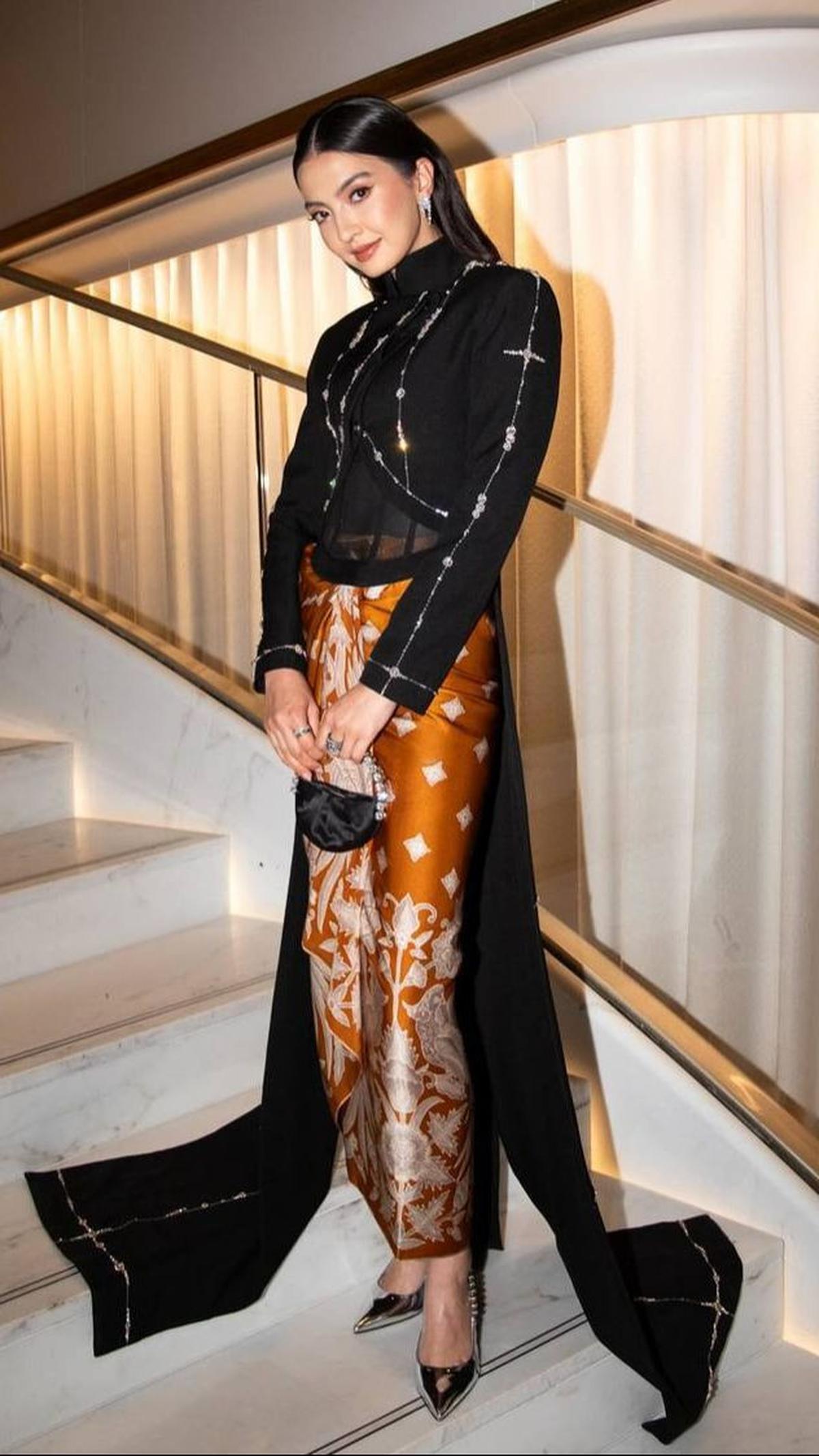 Pada penampilan keduanya, Raline mengenakan beskap rancangan Wilsen Willim yang elegan, dipadukan dengan kain batik dari Iwan Tirta.