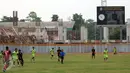 Sebuah laga uji coba antara Persipasi Bandung Raya (PBR) melawan Bekasi Putra digelar di Stadion Patriot, Bekasi, Selasa (25/8/2015). Stadion Patriot berdiri di atas lahan seluas 9,1 hektare . (Liputan6.com/Helmi Fithriansyah)