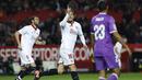 Pemain Sevilla, Stevan Jovetic (tengah) merayakan gol saat melawan Real Madird pada laga Copa Del Rey di Ramon Sanchez Pizjuan stadium, Seville (12/1/2017). real Madird bermain imbang 3-3. (EPA/Raul Caro)
