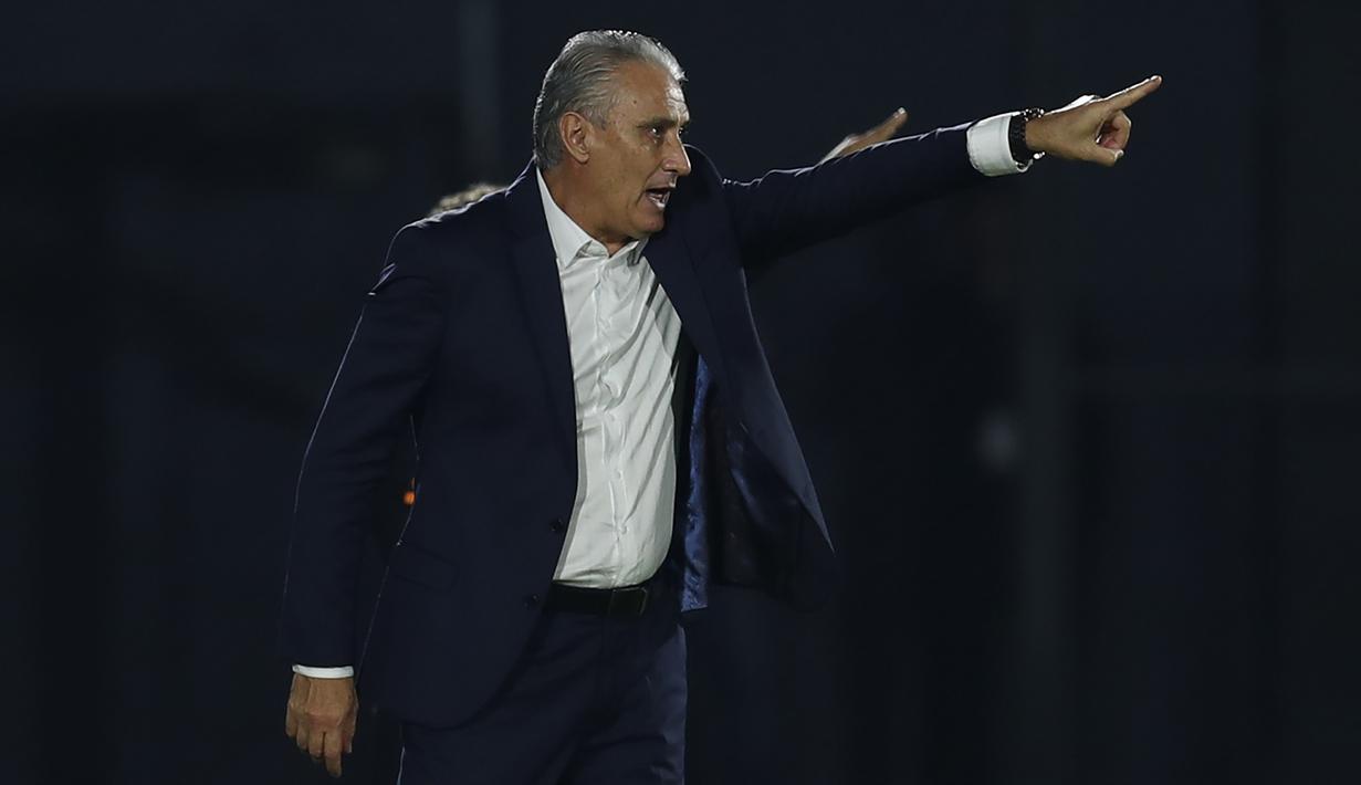 Pelatih Brasil, Tite memberi instruksi kepada pemainnya saat melawan Paraguay dalam laga kualifikasi Piala Dunia 2022 Zona Conmebol di Defensores del Chaco Stadium, Asuncion, Selasa (8/6/2021). Brasil menang 2-0 atas Paraguay. (AP/Jorge Saenz)