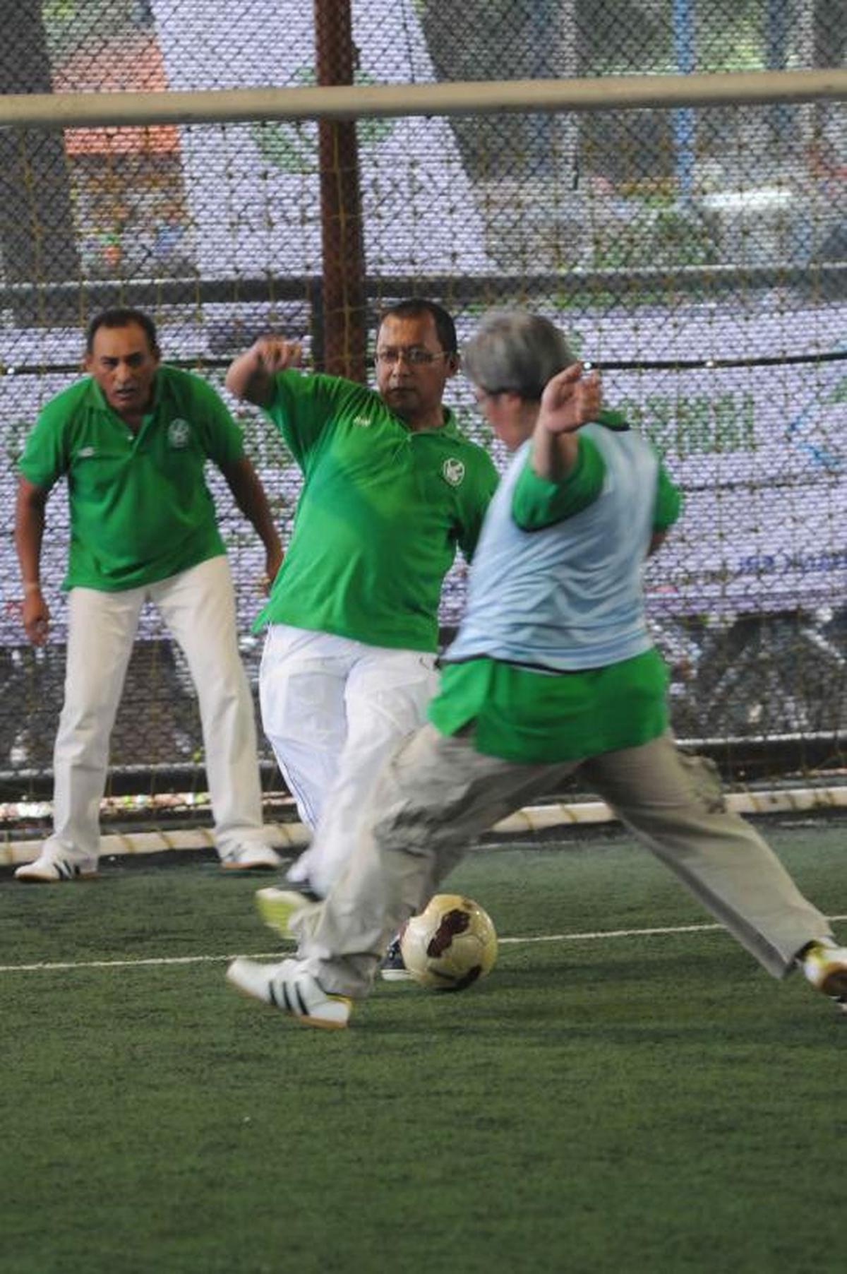 Direktur Jamsostek berlaga main futsal