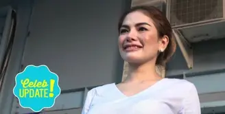 Nikita Mirzani mengunggah sebuah video yang memperlihatkan dirinya sedang ganti baju di jalan raya di Jepang.
