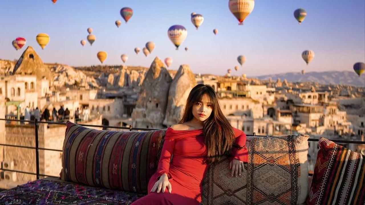 Cantik Pakai Gaun Merah, 8 Foto Fuji Jalani Pemotretan di Cappadocia