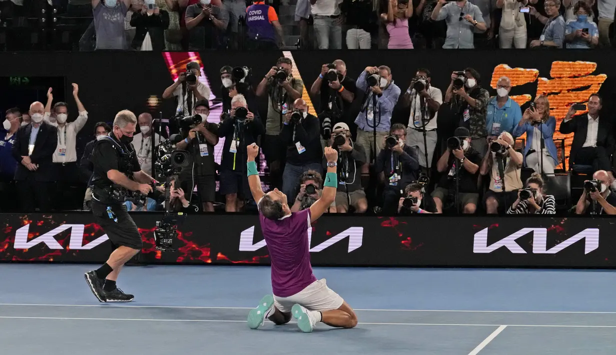 Rafael Nadal asal Spanyol melakukan selebrasi usai mengalahkan Daniil Medvedev dari Rusia dalam pertandingan final tunggal putra Tenis Australia Open 2022 di Melbourne, Minggu (31/1/2022). Nadal menang lewat pertarungan lima set dengan skor 2-6, 6-7 (5-7), 6-4, 6-4, dan 7-5. (AP Photo/Simon Baker)