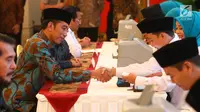 Presiden Joko Widodo (kiri) melaksanakan akad pembayaran zakat mal kepada Badan Amil Zakat Nasional (Baznas) di Istana Negara, Jakarta, Kamis (16/5/2019). Jokowi menyerahkan zakat penghasilan senilai Rp 55 juta secara tunai. (Liputan6.com/Angga Yuniar)