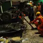 Kondisi mobil boks rusak parah akibat jatuh dari lantai 3 Pasar Cipulir, Jakarta, Selasa, (19/1/2016). Dua orang dikabarkan tewas dalam peristiwa tersebut. (Liputan6.com/Faisal R Syam)