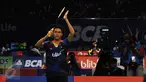Pebulutangkis tunggal putera Indonesia, Jonatan Christie mengangkat tangan usai mengalahkan pemain Taiwan, Hsu Jen Hao di penyisihan BCA Indonesia Open 2016, Istora Senayan Jakarta, (1/6). Jonatan unggul 21-12, 21-19. (Liputan6.com/Helmi Fithriansyah)