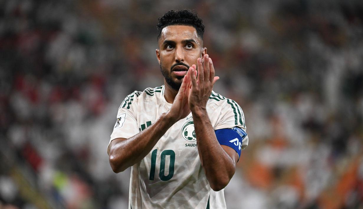 Pemain Arab Saudi, Saleem Al Dawsari, merayakan kemenangan atas Timnas Indonesia pada laga Grup B putaran keempat Kualifikasi Piala Dunia 2026 Zona Asia di King Abdullah Sports City Stadium, Jeddah, pada Kamis (9/10/2025) dini hari WIB. (AP Photo)