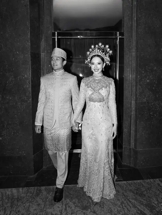 Pada kesempatan ini, Rio kenakan baju beskap dengan paduan songket. [Foto: Instagram/ The Bridestory]