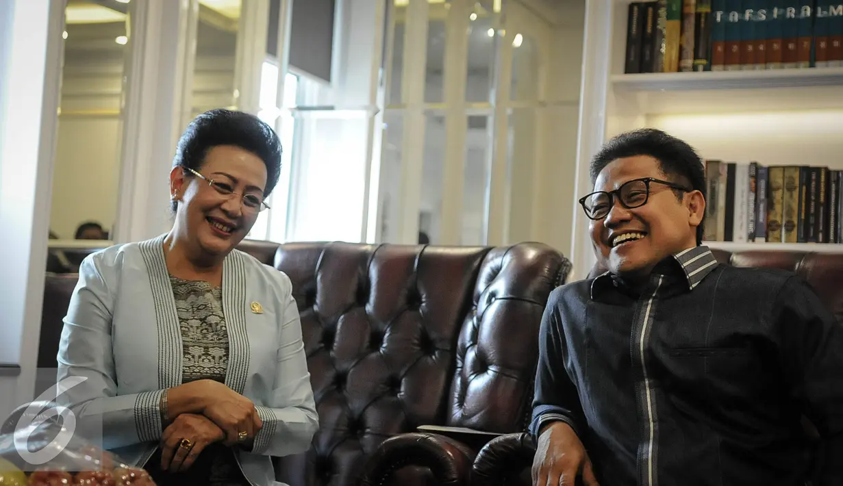 Ketua Umum PKB, Muhaimin Iskandar (kanan) dan Wakil Ketua DPD RI GKR Hemas (kiri) saat berada di Kantor DPP PKB, Jakarta, Rabu (28/9). Kedatangan DPD ke Kantor PKB untuk untuk bertukar pikiran tentang ketatanegaraan. (Liputan6.com/Faizal Fanani)
