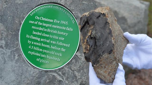 Pada Malam Natal 1965, meteorit jatuh ke Bumi di desa Leicestershire, Barwell. (spacecentre.co.uk)
