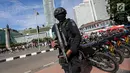 Pasukan Brimob bersenjata lengkap melakukan pengamanan saat Car Free Day di kawasan Bunderan HI, Jakarta, Minggu (24/12). Pengamanan tersebut merupakan salah satu rangkaian operasi Lilin 2017. (Liputan6.com/Faizal Fanani)