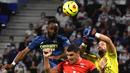 Penyerang Lyon, Moussa Dembele, berusaha menyundul bola saat menghadapi Nimes pada laga lanjutan Liga Prancis di Stadion Groupama, Sabtu (19/9/2020) dini hari WIB. Lyon bermain imbang 0-0 atas Nimes. (AFP/Jean-Philippe Ksiazek)