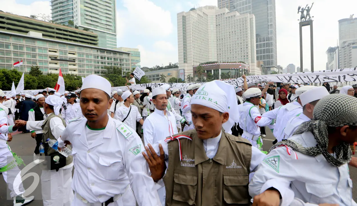 Massa yang dominan mengenakan warna putih melakukan aksi di Bundaran HI, Jakarta, Minggu (16/8/2015). Parade Tauhid yang diikuti berbagai organisasi massa Islam ini digelar dalam rangka mensyukuri kemerdekaan RI ke 70 tahun. (Liputan6.com/Faizal Fanani)