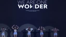 Girlband K-Pop, AOA, tampil pada upacara penutupan Asian Para Games di Stadion Madya Senayan, Jakarta, Sabtu (13/10). (Bola.com/Vitalis Yogi Trisna)