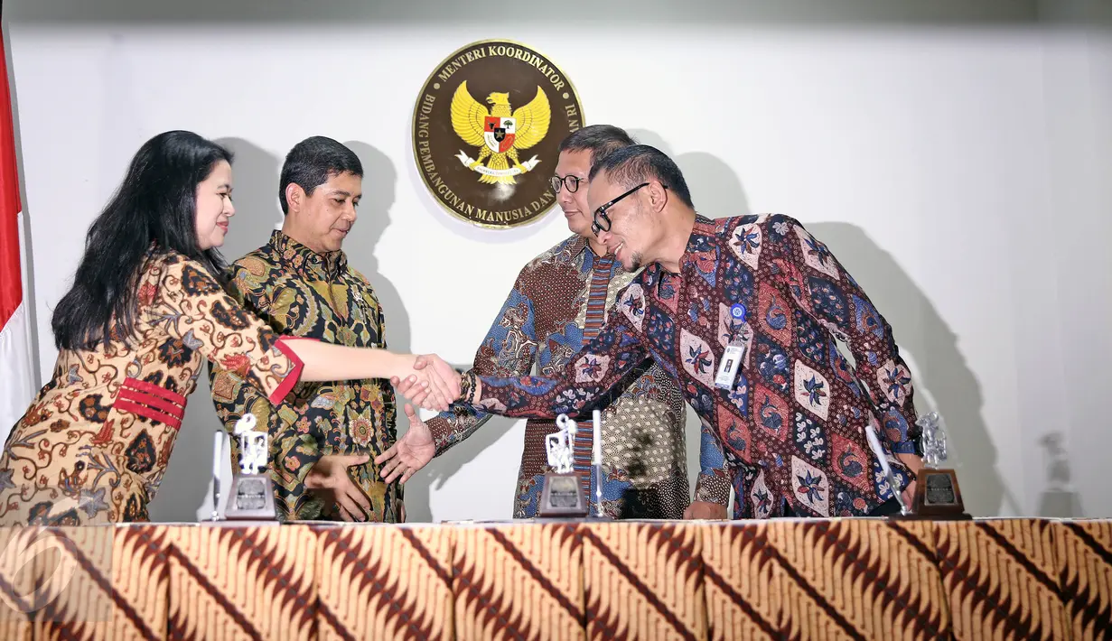 (ki-ka) Menteri PMK Puan Maharani, Menpan RB Yuddy Chrisnandi, Menag  Lukman Hakim, Menaker Hanif Dhakiri usai penandatanganan surat keputusan bersama penetapan Libur Nasional dan Cuti Bersama tahun 2017 di Jakarta, (14/4). (Liputan6.com/Faizal Fanani)