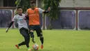 Bek Bali United, Ahn Byung-keon, berebut bola dengan Yandi Sofyan saat latihan jelang laga Piala Presiden 2017 melawan Barito Putera di Lapangan Banteng, Bali, Kamis (16/2/2017). (Bola.com/Vitalis Yogi Trisna)