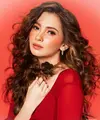 Adik dari Sandrinna Michelle ini tampil dengan pesona yang lebih dewasa dan elegan, memperlihatkan sisi mature yang semakin kuat seiring bertambahnya usia. [@riomotret].