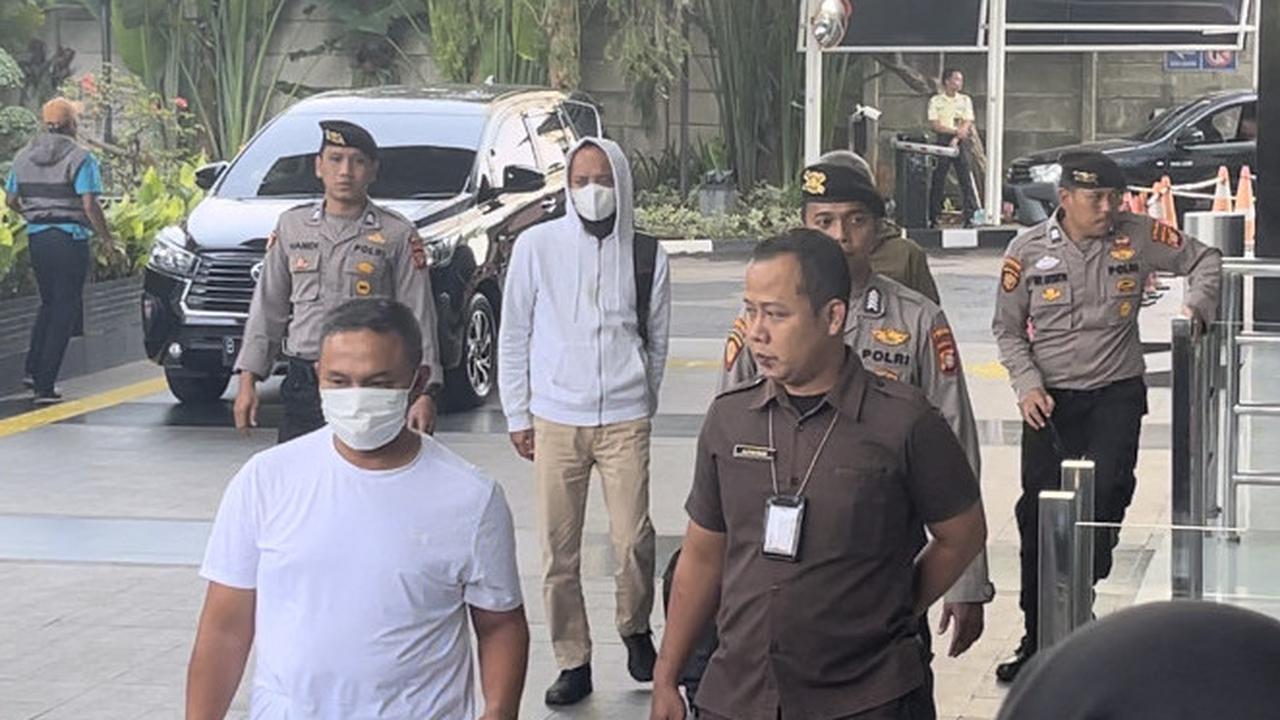 Gubernur Riau Abdul Wahid tiba di Gedung KPK