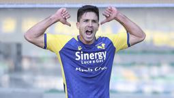 Kemenangan Hellas Verona ketika melawan Juventus pada Sabtu (30/10/2021) malam WIB, tak lepas dari jasa Giovanni Simeone. Simeone sukses mencetak brace serta menjadi pencetak gol terbanyak kedua di Serie A musim 2021/2022, dengan jumlah 8 gol. (La Presse via AP/Paola Garbuio)