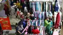<p>Calon pembeli memilih baju di Pasar Tanah Abang, Jakarta, Sabtu (23/4/2022). Menjelang Lebaran, Pasar Tanah Abang dipadati pengunjung yang memburu busana atau pakaian muslim untuk menyambut Hari Raya Idul Fitri 1443 Hijriah. (Liputan6.com/Herman Zakharia)</p>