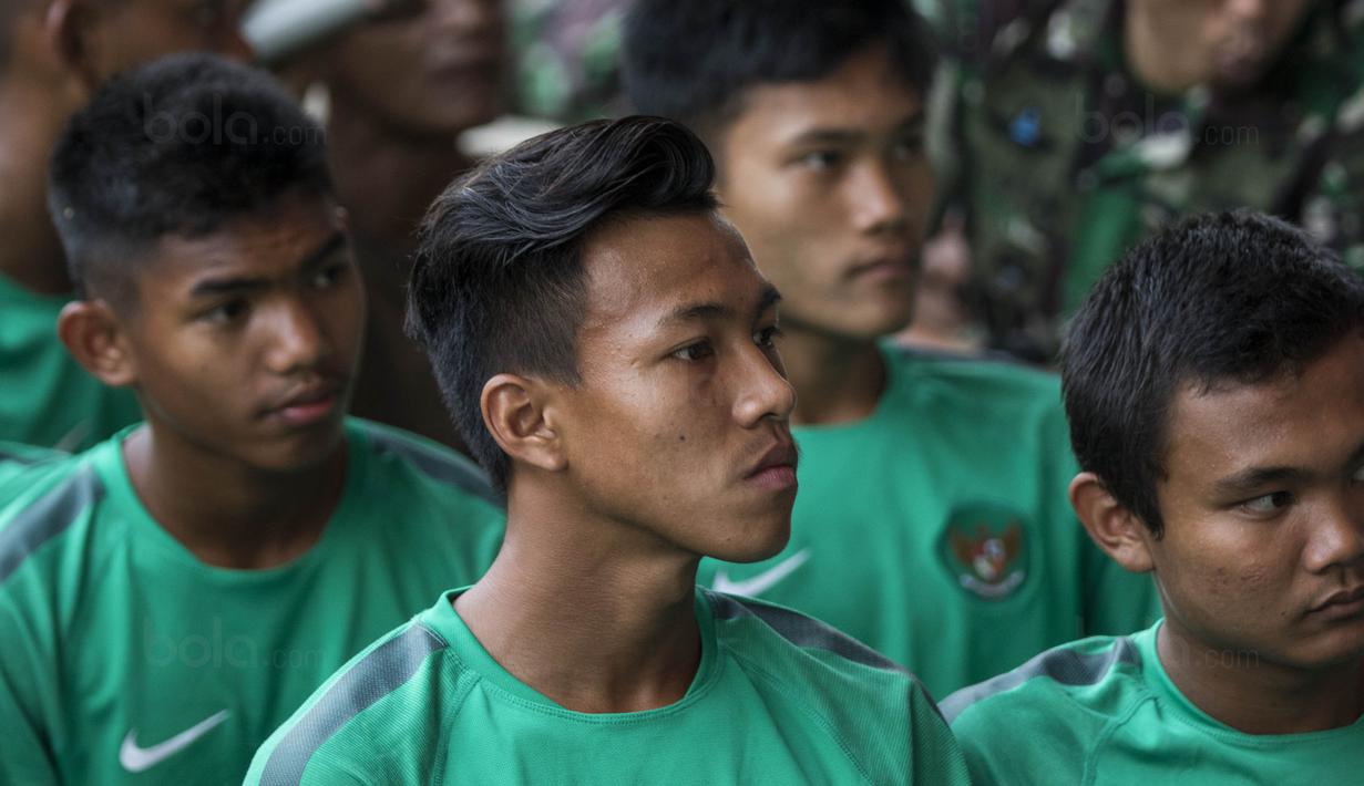 Para pemain Timnas Indonesia U-16, tampak fokus saat nobar Timnas U-19 melawan Brunei Stadion Atang Sutresna, Jakarta Timur, Selasa (12/9/2017). Nobar dilakukan sebelum acara pelepasan Timnas U-16. (Bola.com/Vitalis Yogi Trisna)