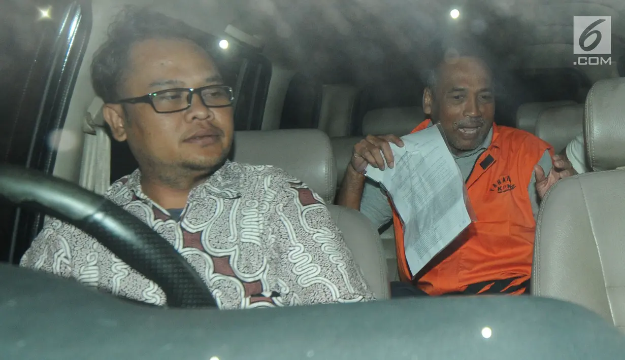 Deputi IV Kemenpora, Mulyana memasuki mobil tahanan seusai menjalani pemeriksaan di gedung KPK, Kamis (20/12). KPK resmi menahan Mulyana setelah terjaring operasi tangkap tangan terkait suap dana hibah dari Kemenpora ke KONI. (Merdeka.com/Dwi Narwoko)