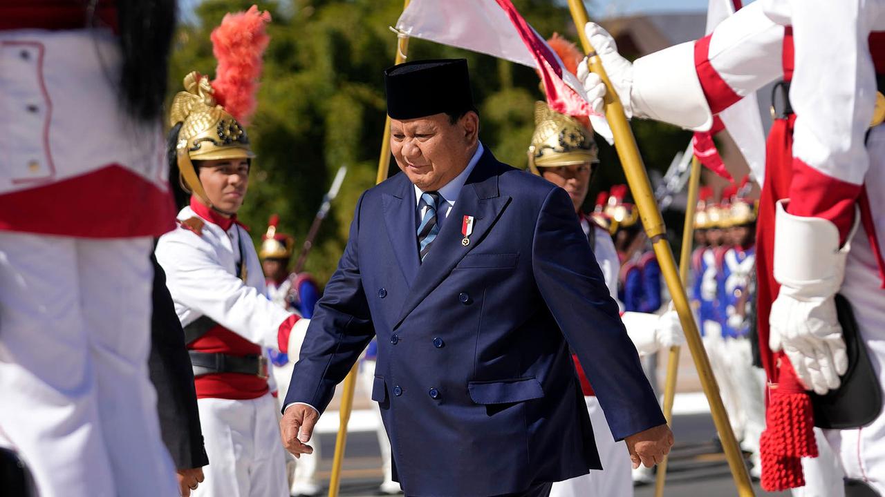 VIDEO: Terkejut Prabowo Mendadak Langkah Terhenti Hampiri Gadis Kecil Bule Minta Foto di Brasil