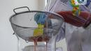 Peneliti menuangkan jambu merah yang telah diblender sebelum difermentasi di Kimia Pangan Pusat Penilitian Kimia LIPI Puspitek, Serpong, Tangerang, Kamis (4/6/2020). Fermentasi jambu memiliki kandungan polifenol, flavonoid, antioksidan dan asam organik. (Liputan6.com/Fery Pradolo)