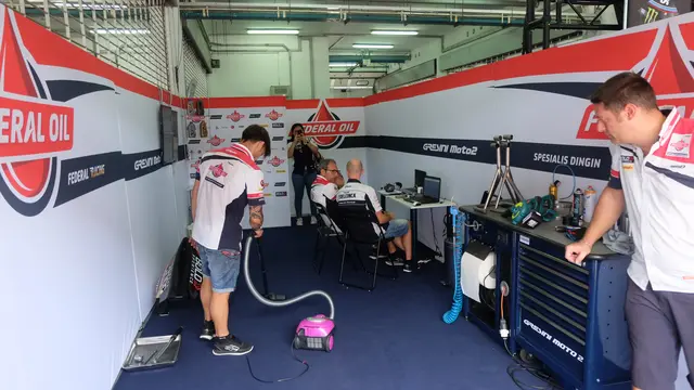 Suasana paddcok Tim Federal Oil Gresini Moto2
