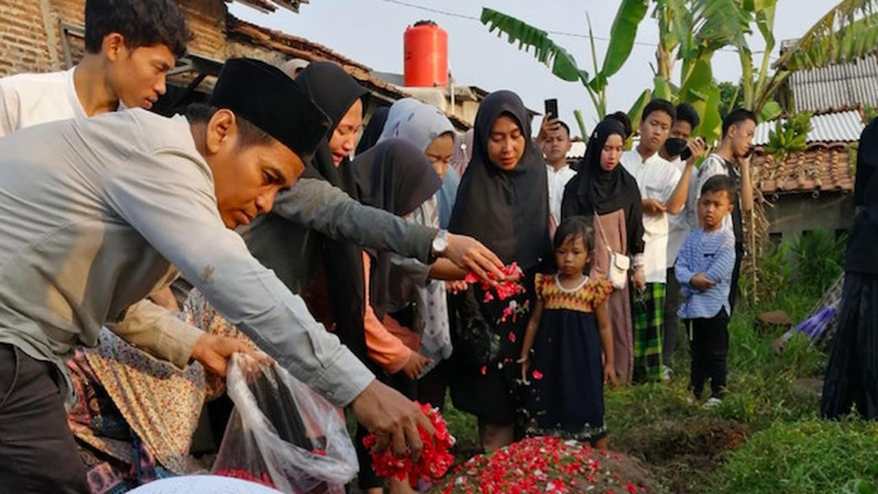 BD, santri Daar El Qolam yang meninggal dunia dimakamkan oleh keluarga. (Liputan6.com/Pramita Tristiawati)