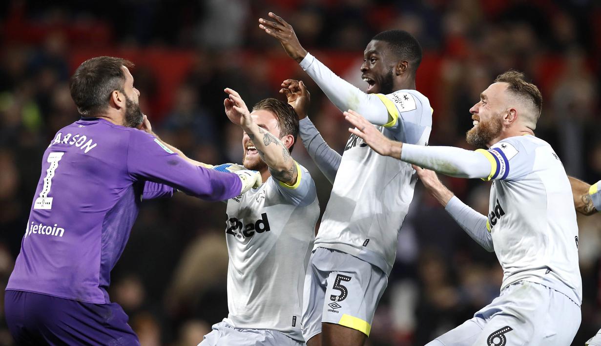 Pemain Derby County merayakan kemenangan atas  Manchester United pada Piala Liga Inggris di Stadion Old Trafford, Rabu (26/9/2018). Manchester United takluk adu penalti 9-10 (2-2) dari Derby County. (AP/Martin Rickett)