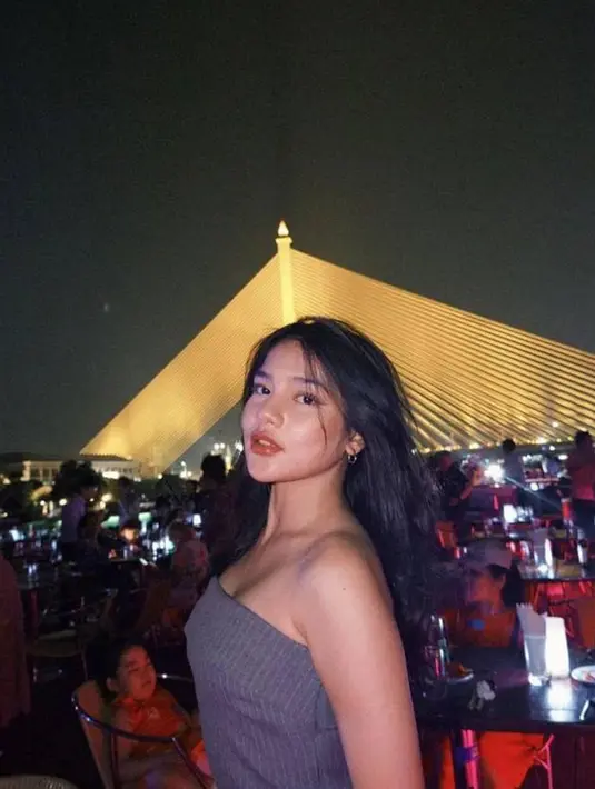 Tidak ketinggalan, Davina Karamoy yang belum lama ini menuai perhatian karena berperan dalam film Ipar Adalah Maut, terlihat menawan dengan layar belakang jembatan yang dihiasi lampu yang terang. Selain itu tempat ini pun terlihat sangat ramai dikunjungi para touris. (Liputan6.com/IG/@lyodraofficial)