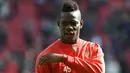 2. Mario Balotelli - Penyerang Italia yang terkenal memiliki perangai yang sulit diatur. Sehingga banyak klub yang mundur mendapatkannya karena sifat tersebut. (AFP/Paul Ellis)