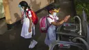 Para siswa sekolah dasar mencuci tangan sebelum memasuki ruang kelas di sebuah sekolah di Kolombo, Sri Lanka, 25 Oktober 2021. Sri Lanka memulai kembali semua sekolah dasar yang telah ditutup lebih dari enam bulan karena pandemi COVID-19. (AP Photo/Eranga Jayawardena)
