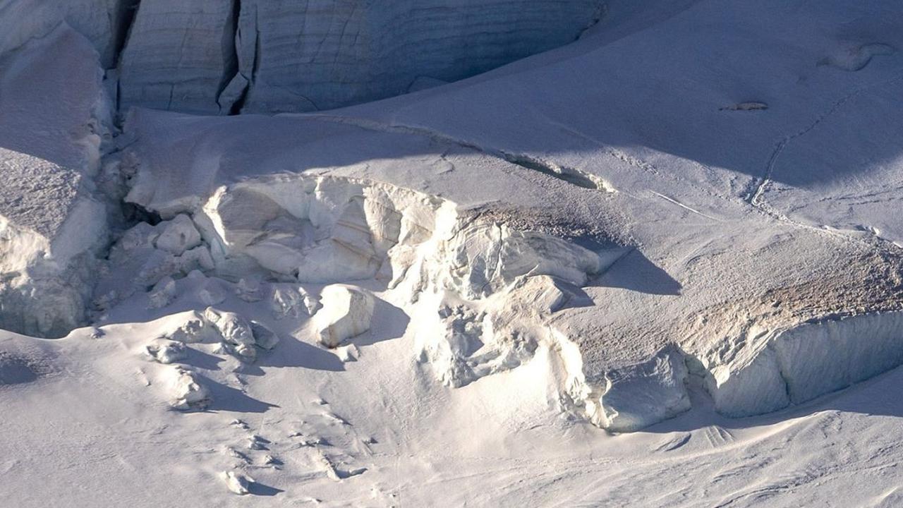 Pihak berwenang mendesak para pendaki untuk menunda pendakian di Gunung Mont Blanc karena suhu tinggi telah menciptakan kondisi yang berbahaya.<br>