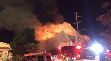 Kebakaran besar menghanguskan sebuah  gudang yang diubah menjadi kelab malam di Oakland, California, Sabtu (3/12). Sedikitnya sembilan orang dikonfirmasi tewas, kebanyakan ditemukan petugas di lantai dua bangunan. (Seung Lee/Handout via Reuters)